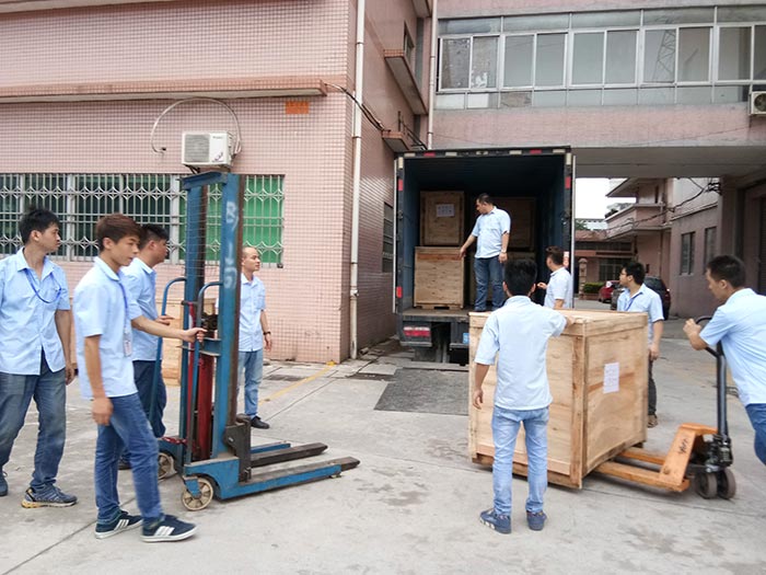 山胡椒油灌裝貼標整產線出貨現場